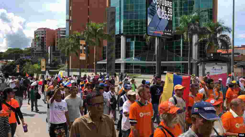 Seguidores del presidente interino de Venezuela, Juan Guaidó, se manifestaron para apoyar la salida de Maduro y presionar a su gobierno para lograr unas prontas elecciones. Álvaro Algarra/VOA.