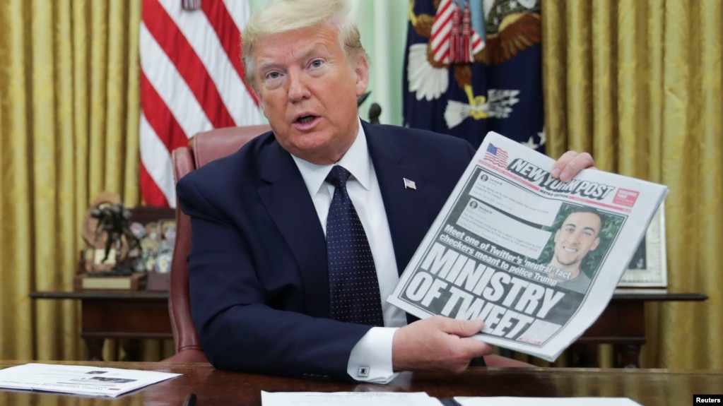 Presidenti Trump përpara nënshkrimit të urdhërit ekzekutiv