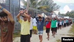 Dalam foto yang dirilis 13 November 2017, para tahanan pengungsi melakukan protes di dalam pusat penahanan di Pulau Manus, Papua Nugini. Refugee Action Coalition/via Reuters