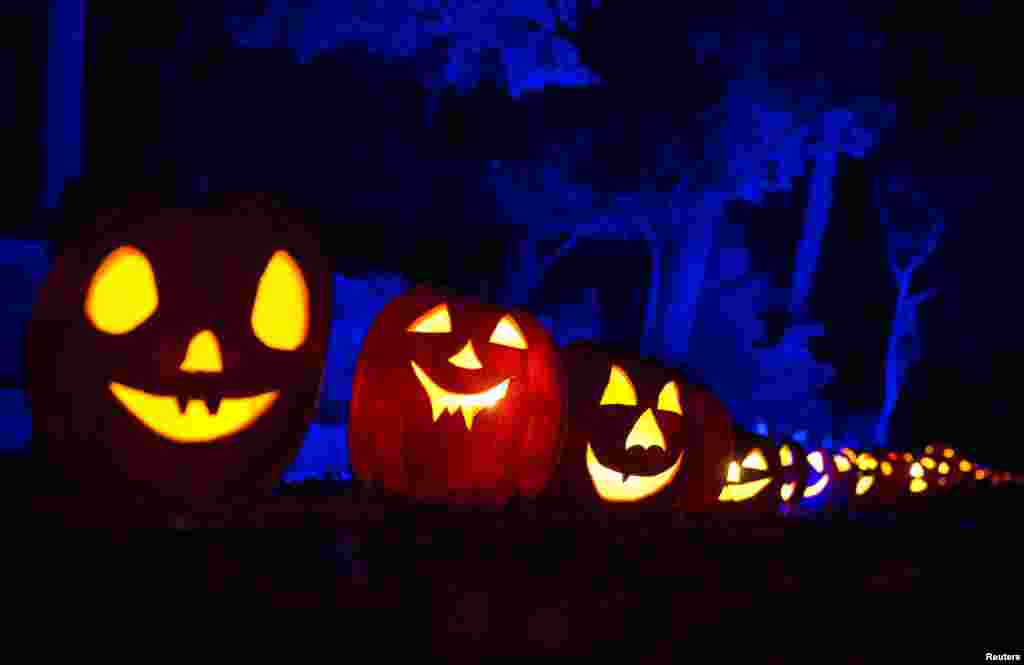 Pumpkin Jack O' Lanterns sit on the grounds of the historic Van Cortlandt Manor House and Museum during the "Great Jack O' Lantern Blaze" in Croton-on Hudson, New York, Oct. 27, 2015. 