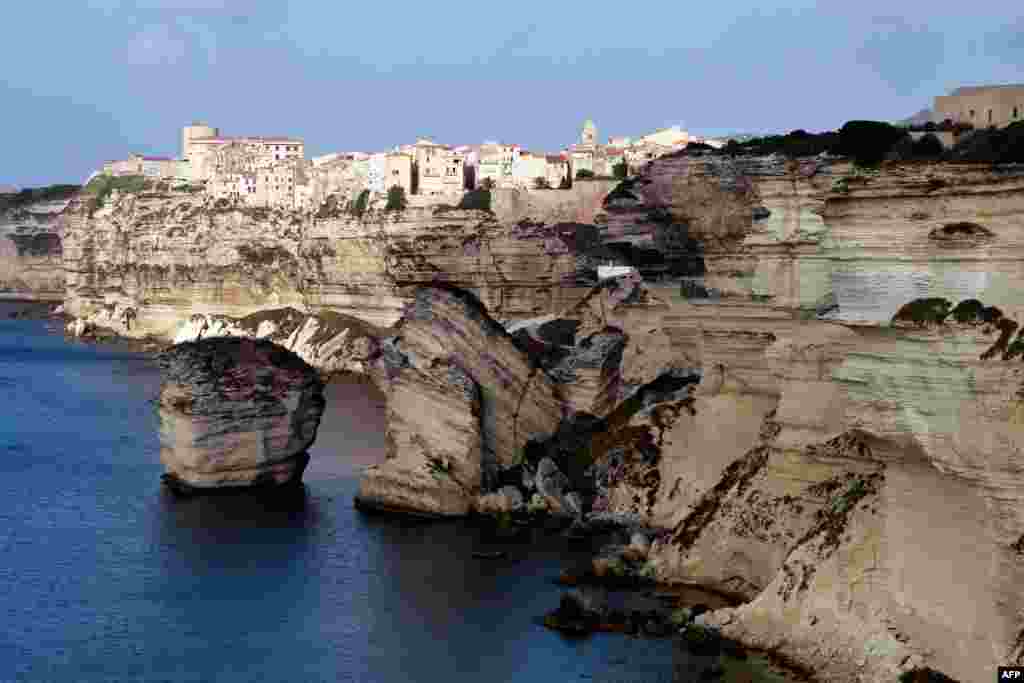 Tebing batu karang di kota tua Bonifacio yang terletak di pulau Corsica, Mediterania, Perancis selatan.
