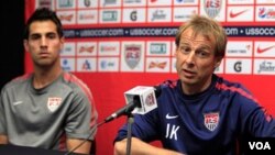 Pelatih timnas sepakbola Amerika, Juergen Klinsmann (kanan) berbicara dalam sebuah konferensi pers (foto: dok).