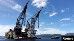 Anjungan pengeboran minyak di lapangan minyak lepas pantai Johan Sverdrup di Norwegia, dekat Stord, Norwegia, 4 September 2017. (Foto: Reuters/Nerijus Adomaitis)