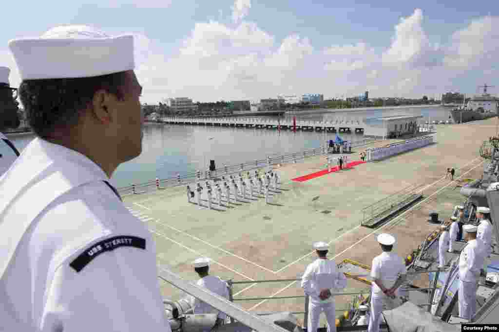 2017年6月12日,美軍斯泰雷特號導彈驅逐艦抵達廣東湛江港訪問,中方舉行歡迎儀式(美國海軍照片)。隸屬美國海軍第三艦隊的斯泰雷特號(USS Sterett)6月12日抵達中國海軍南海艦隊總部所在地湛江軍港,計劃跟中國海軍展開體育比賽、登艦互訪、社區活動和指揮官會談等一系列交流項目。這是自中國三艘軍艦2016年訪問加州圣迭戈市美國海軍第三艦隊總部以來兩國海軍之間的首次艦艇互訪。