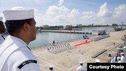 Trung tá hải quân Claudine Caluori, chỉ huy tàu khu trục Sterett của Mỹ giới thiệu khi tàu chiến này cập cảng Trạm Giang ở Trung Quốc. Đây là chuyến thăm đầu tiên của một tàu Hoa Kỳ tới một cảng của Hoa lục trong năm nay.