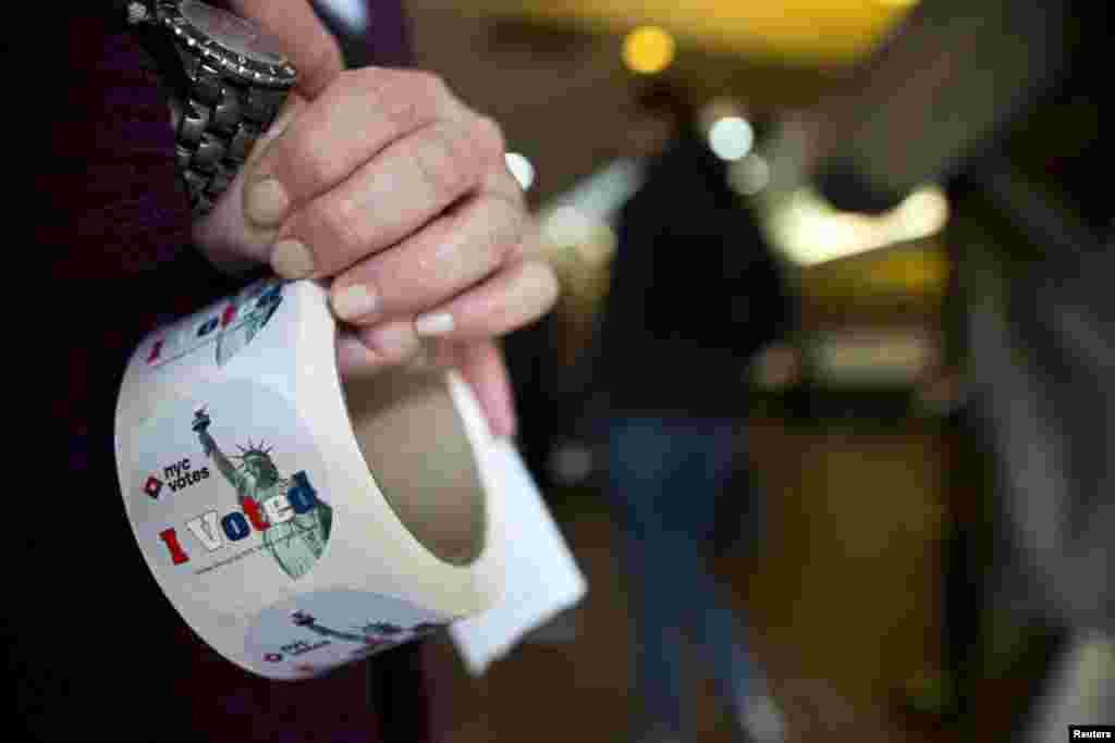 5일 뉴욕 시장 선거가 실시된 가운데, 투표소의 안내원이 투표한 사람들에게 나눠주는 스티커를 손에 들고 있다. 