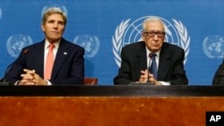 美國國務卿克里(左)星期一與聯合國和阿拉伯聯盟特使卜拉希米(右)會晤。