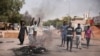 Des gens brûlent des pneus lors d'une manifestation le lendemain de la prise du pouvoir par l'armée à Khartoum au Soudan, le 26 octobre 2021. 