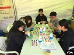 서울역 광장에서 열린 '평화로 2017' 행사에 참가한 학생들이 통일체험 활동을 하고 있다.