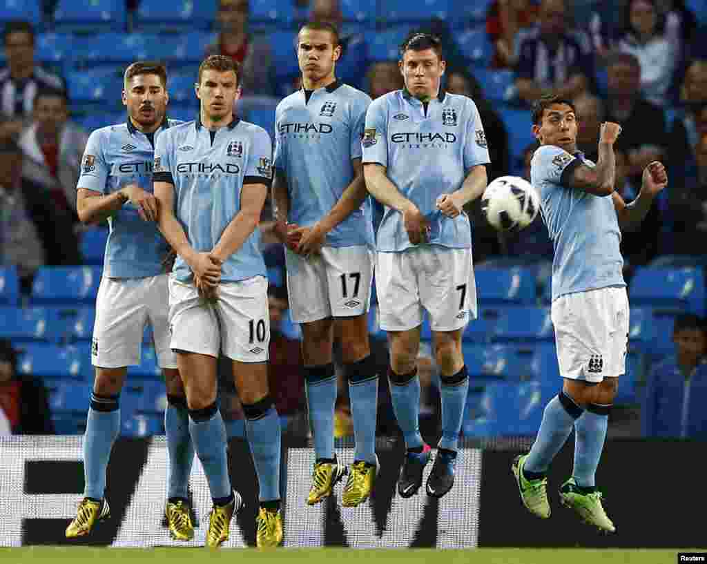 Jogadores do Manchester City defedem&nbsp; pontap&eacute; livre do West Bromwich Albion durante encontro da Primeira Liga inglesa em Manchester, Inglaterra (7 Maio 2013)
