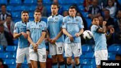 Des joueurs de Manchester City dans formant un mur sur un coup franc frappe par l'équipe de West Bromwich Albion en premier league le 7 mai 2013