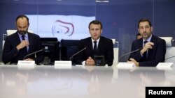 French President Emmanuel Macron (C) presides over an emergency crisis meeting with French Prime Minister Edouard Philippe (L) and French Interior Minister Christophe Castaner (R) at the Interior Ministry in Paris, late 16 March 2019. 