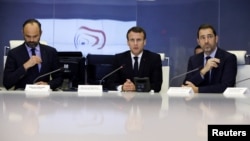 Премьер-министр Франции Эдуар Филипп, президент Франции Эммануэль Макрон и министр внутренних дел страны Кристоф Кастанер (архивное фото)