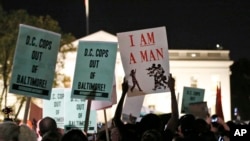 美國首都華盛頓有支持巴爾的摩市的示威群眾在白宮前示威。