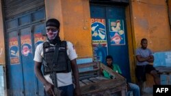 Un oficial de la Policía Nacional de Haití monta guardia cerca del área controlada por pandillas de Morne A Tuff durante el tercer día de huelga general y falta de transporte, en medio de una escasez de combustible en Puerto Príncipe, Haití, el 27 de octubre de 2021.