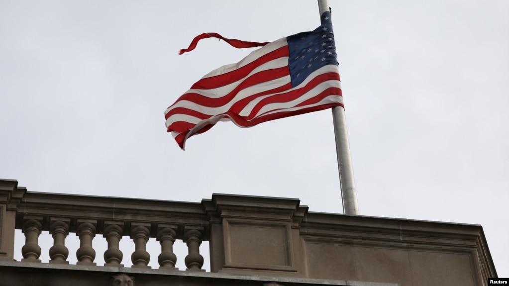 资料图：美国商会总部楼顶的美国国旗（2021年12月6日）