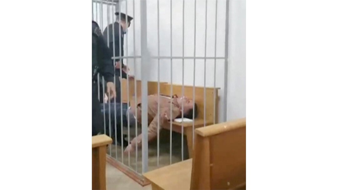 Stepan Latypov, yang ditangkap saat protes massal pada tahun 2020, melakukan percobaan bunuh diri di Minsk, Belarus 1 Juni 2021. (Foto: Radio Free Europe/Radio Liberty via REUTERS)