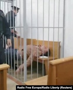 Stepan Latypov, yang ditangkap saat protes massal pada tahun 2020, melakukan percobaan bunuh diri di Minsk, Belarus 1 Juni 2021. (Foto: Radio Free Europe/Radio Liberty via REUTERS)