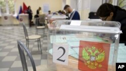 Les bureaux de vote sont prêts à accueillir les citoyens russes pour les élections parlementaire, à Moscou, Russie, le 17 septembre 2016.