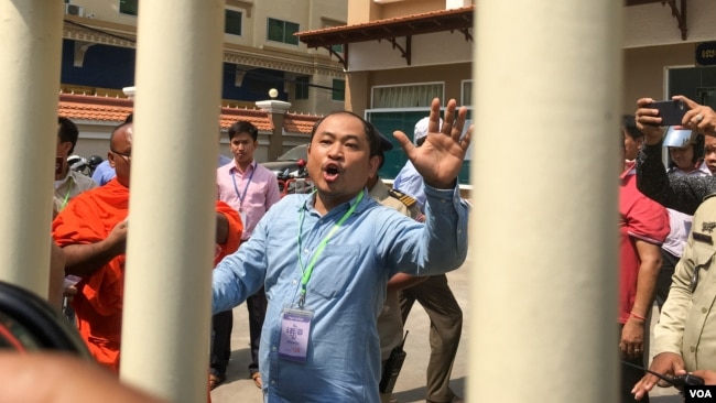 លោកគឹម សុខ ដែលជាអ្នកវិភាគនយោបាយនិងសង្គម ចូលខ្លួនបំភ្លឺនៅឯតុលាការរាជធានីភ្នំពេញ កាលពីថ្ងៃទី១៧ ខែកុម្ភៈ ឆ្នាំ២០១៧។ តុលាការបានចោទលោកគឹម សុខ ពីបទ «បទបរិហាកេរ្តិ៍ ជាសាធារណៈនិងញុះញង់ឲ្យមានភាពវឹកវរចលាចលដល់សន្តិសុខសង្គម» តាមបណ្ដឹងរបស់លោកនាយករដ្ឋមន្ត្រី ហ៊ុន សែន។ (ហ៊ាន សុជាតា/VOA)