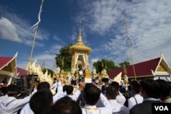 ពិធី​រំកិល​សព​លោក​ ជា​ ស៊ីម អតីត​ប្រធាន​គណបក្ស​ប្រជាជន​កម្ពុជា​និងអតីត​ប្រធាន​ព្រឹទ្ធសភា ឡើង​លើ​មេរុ​ កាល​ពី​ថ្ងៃ​ទី​ ១៩​ ខែ​មិថុនា ឆ្នាំ​២០១៥។​ (នូវ​ ពៅ​លក្ខិណា/VOA)