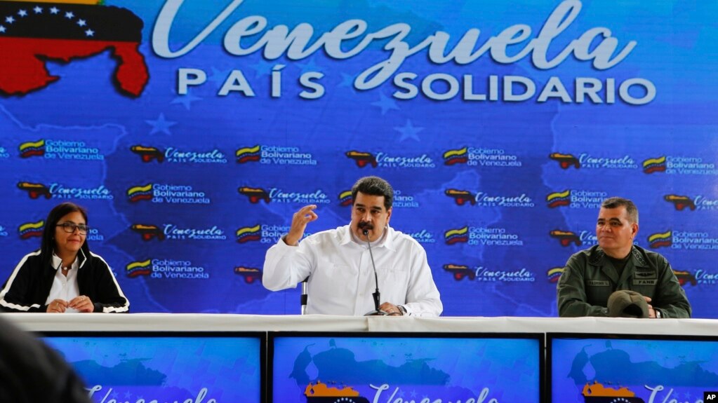 Tổng thống Venezuela Nicolas Maduro (giữa), Phó Tổng thống Delcy Rodriguez (trái) và Bộ trưởng Quốc phòng Vladimir Padrino (phải).