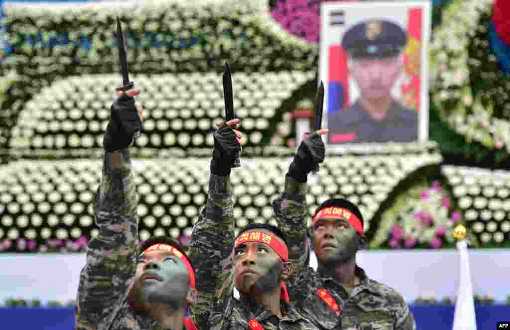 한국 서울 전쟁기념관에서 연평도 포격 5주년 기념식이 열린 가운데, 해병대원들이 무술 시범을 보이고 있다.