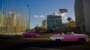 客坐古董美国敞篷轿车驶过美国驻哈瓦那使馆。（2017年1月12日）