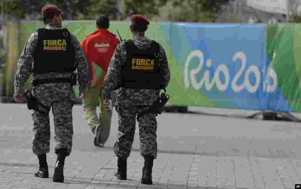 د برازیل امنیتي ځواکونه د ریو د جنیرو ښار د المپیک د پارک تر څنک د ګرځیدو په حال کې.
