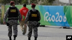 Anggota kepolisian berjaga di Olympic Park di Rio de Janeiro, Brasil Kamis (4/8).