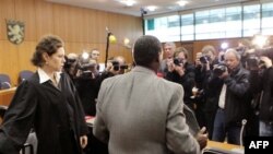 Các ký giả chụp hình ông Rwabukombe trong khi ông chờ giờ xử tại một tòa án ở thành phố Frankfurt, Ðức