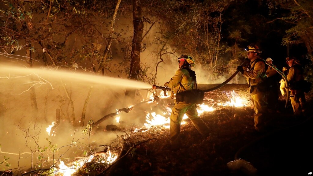 Hơn 9 nghìn người, trong đó có cả các lính cứu hỏa chuyên nghiệp và hàng nghìn tình nguyện viên, đã tham gia dập lửa ở California.