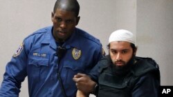 艾哈迈德·汗·拉希姆（右）被带入位于新泽西州伊丽莎白的法庭。（2016年12月20日）