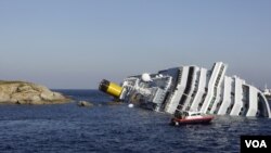 Kapal pesiar mewah 'Costa Concordia' menabrak batu karang dan terguling hari Jumat malam (13/1).