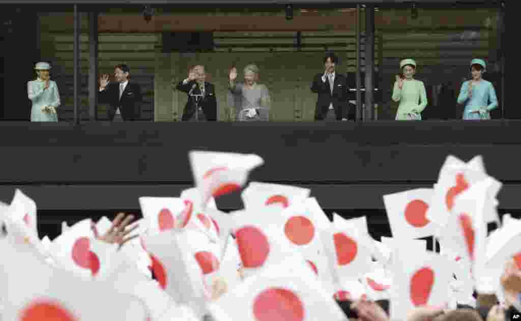 Japan&#39;s Emperor Akihito, accompanied by his wife Empress Michiko, and their family members, wave at well-wishers as they appear on the balcony of the Imperial Palace in Tokyo, Japan, Dec. 23, 2013.