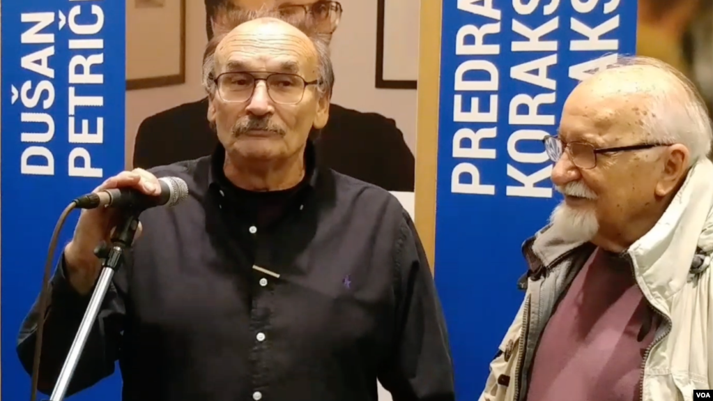Karikaturisti Dušan Petričić (levo) i Predrag Koraksić Koraks (desno) govore tokom otvranja zajedničke izložbe solidarnosti u Skupštini opštine Stari grad, u Beogradu, 23. novembra 2018.