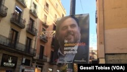 Un cartel en las calles de Barcelona muestra a Oriol Junqueras, candidato por el ERC Esquerra Republicana de Cataluña.