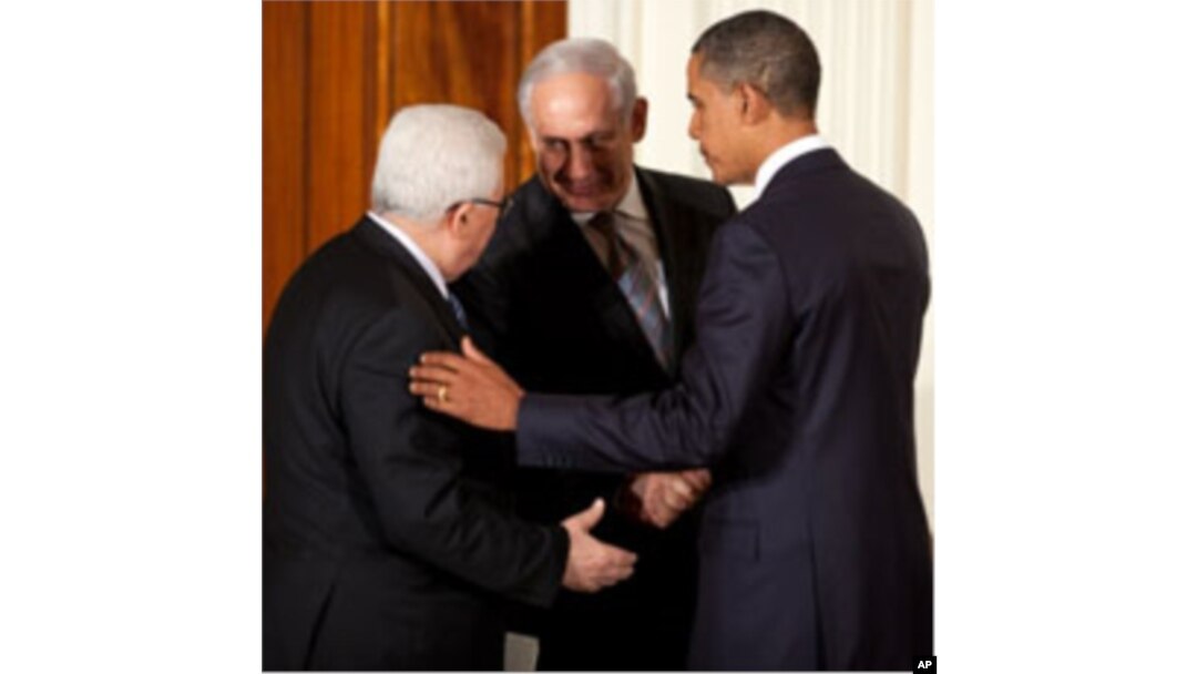 US President Barack Obama talks with Palestinian President Mahmoud Abbas and Prime Minister Benjamin Netanyahu of Israel at the conclusion of a statement to the press in the East Room of the White House, 01 Sep 2010
