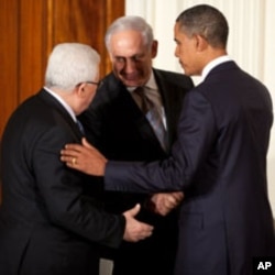 US President Barack Obama talks with Palestinian President Mahmoud Abbas and Prime Minister Benjamin Netanyahu of Israel at the conclusion of a statement to the press in the East Room of the White House, 01 Sep 2010