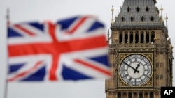 지난달 29일 영국 런던 의회 건물에서 국기가 날리고 있다.