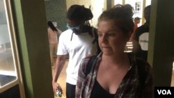 Martha O'Donovan enters Zimbabwe Magistrates Court in Harare, Nov. 4, 2017. (S. Mhofu/VOA)