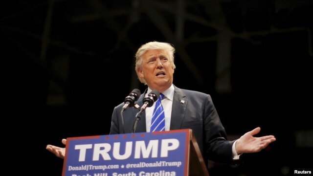 Una mujer musulmana que se puso en pie para protestar en silencio durante un mitin del magnate Donald Trump fue expulsada del evento.