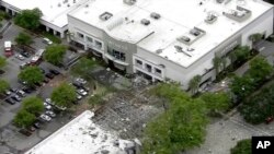 Esta imagen tomada del video provisto por WPLG muestra escombros que cubren el estacionamiento de un centro comercial después de una explosión el sábado 6 de julio de 2019 en Plantation, Florida.