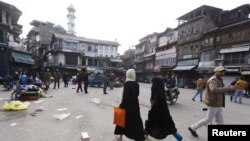حملے کے بعد خواتین بازار سے بھاگ رہی ہیں۔