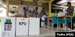 Suasana TPS 42 Ngruki Cemani Sukoharjo yang berjarak hanya belasan meter dari kompleks Ponpes Al Mukmin Ngruki Sukoharjo, Rabu sore, 17 April 2019. (Foto: VOA/Yudha)