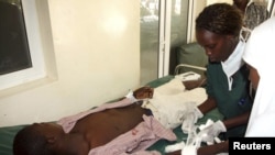 Y tá chăm sóc cho nạn nhân của các vụ đụng độ sắc tộc ở khu vực đồng bằng sông Tana, tại bệnh viện trong quận Malindi ở Kenya