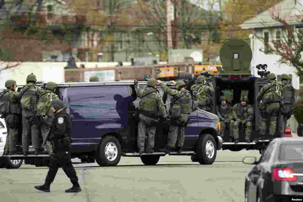 Nh&acirc;n vi&ecirc;n c&ocirc;ng lực tiến v&agrave;o khu phố ở thị trấn Watertown, Massachusetts, t&igrave;m kiếm Dzhokar Tsarnaev, nghi can c&ograve;ng sống s&oacute;t.