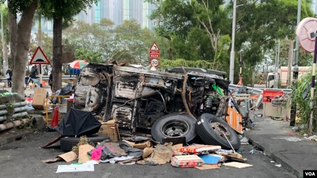 香港中文大學2號橋上一輛燒毀的汽車被用來當作路障。