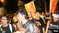 香港學聯、學民思潮代表在8月31日占中抗命集會上(美國之音圖片/海彥拍攝)