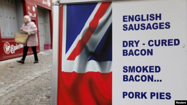 Një reklamë për salçiçet angleze në Francë